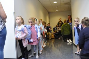 Spente elever står og venter på å innta klasserommet sitt.