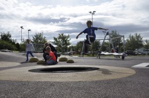 Også på Teinå skole er de spreke. Med trampoline i skolegården kan man gjøre heftige stunt.