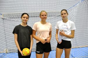 – Målsetningen er å si noe positivt til hver spiller på hver trening – påpeke noe de mestret, sier lagleder Kim Eide, som sammen med Kjell Magnus Hernar har med seg Tasta Håndballklubbs jenter 2006 i på trening i Tasta fjellhall. Andreas Thorsen andreas@tastavis.no Sammen med kollega Kenneth Olaussen, hovedtrener Mine Louise Sandvær og oppmann Monika Øvrebø Andersen er de opptatt av å gi jentene en god og inkluderende klubb å spille for. – Vi setter opp kjørelister til kamper, slik at de med tran- sportutfordringer skal slippe å måtte spørre, treningsavgift kan deles opp og justeres, tøy kan subsidieres og egen ball kan lånes, lagkassen bidrar mot cup-kostnader. Alt slikt som skal gjøre at økonomi ikke legger demper for den enkelte spillers muligheter. Tre spillere som kan bevitne at klubben er kjekk og inkluderende er Isabella Paige Bear, Evelina Derica og Milla Sofie Pic Fredriksen. Milla hev seg først med på håndballen i august i fjor, og fikk følge av Isabella og Evelina senere på høsten. – Jeg hadde prøvd andre ting, som dans og turn, men det fenget ikke. Ettersom lillesøsteren min og flere venner gikk her, tenkte jeg at jeg kunne prøve håndball, forklarer Milla. Venner lokket også Evelina og Isabella til klubben – henholdsvis bestevenninnen Emma, og Ellen og Patricia. Det er ikke bare bare-bare å begynne som 13-åringer, når mange av lagkameratene har spilt i årevis, men jentene er har ståpåvilje, og berømmer trenere og medspillere: – Kim og de andre trenerne har vært gode til å motivere oss, og når vi er frustrerte over våre egne ferdigheter har de minnet oss på at de andre gjerne har spilt håndball siden første klasse, sier Evelina. Nå venter snart sesongens første kamp, og jentene sier at de gruer seg, men de gleder seg nok litt også.